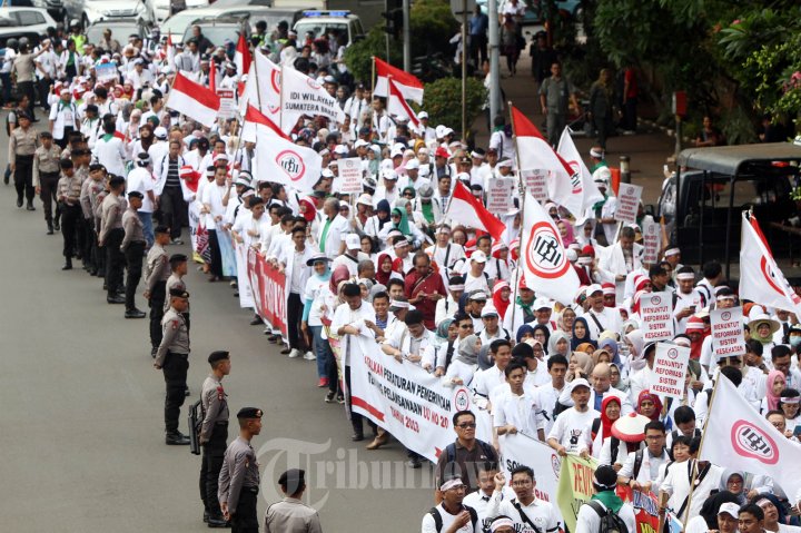 Demo Dokter Tuntut Reformasi Pendidikan Kedokteran