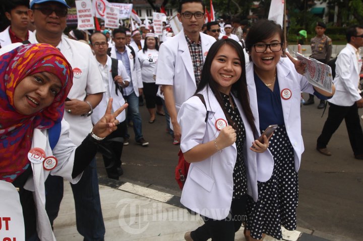 Demo Dokter Tuntut Reformasi Pendidikan Kedokteran