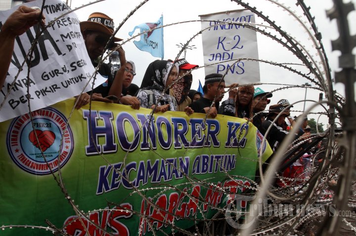 Demo Guru Honorer Di Istana Merdeka
