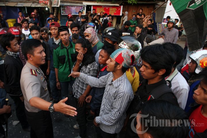 Demo HMI Gowa Berujung Bentrok dengan Aparat