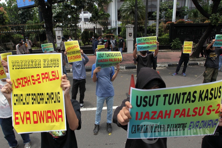 Demo Kasus Ijazah Palsu Eva Dwiana