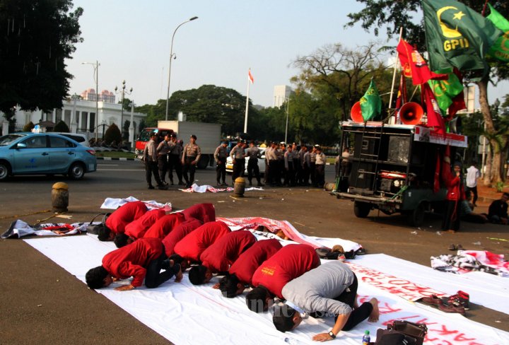 Demo Mahasiswa dan Ormas di Depan Istana