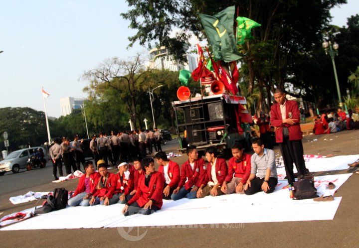 Demo Mahasiswa dan Ormas di Depan Istana