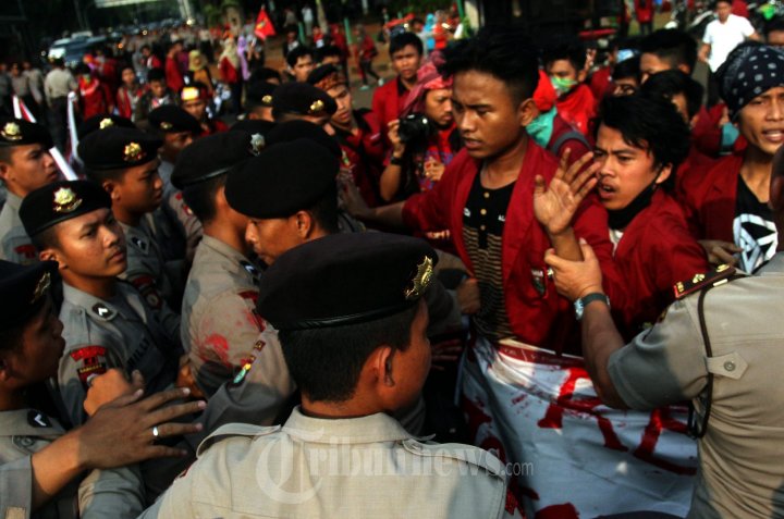 Demo Mahasiswa dan Ormas di Depan Istana