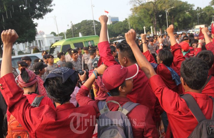 Demo Mahasiswa dan Ormas di Depan Istana