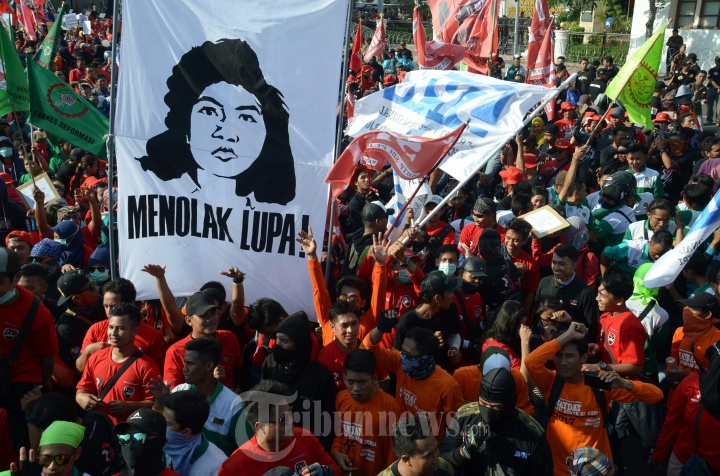 Demo Peringati Hari Buruh di Surabaya