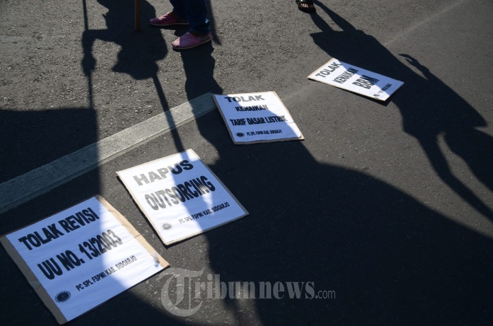 Demo Peringati Hari Buruh di Surabaya