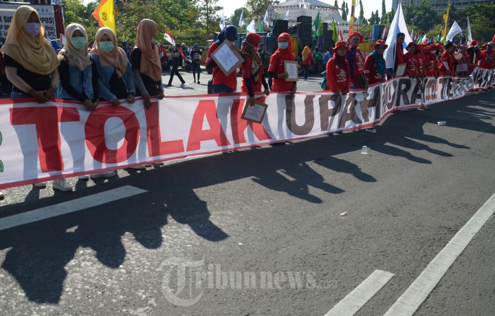 Demo Peringati Hari Buruh di Surabaya