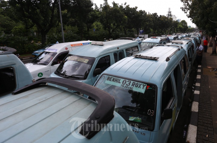 Demo Sopir Angkot Tanah Abang