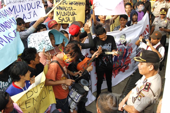 Demo Tuntut Jokowi Copot Rini Soemarno