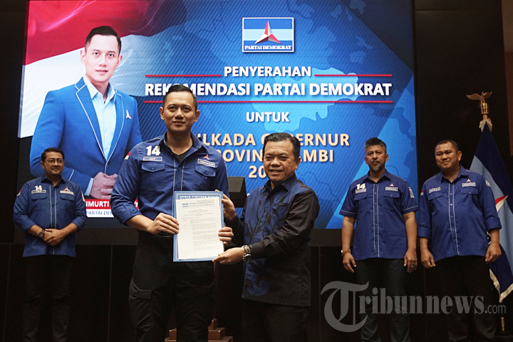 Demokrat Serahkan Surat Rekomendasi Pilkada 2024