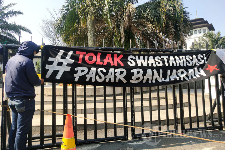 Demonstrasi Pedagang Pasar Banjaran di Gedung Sate