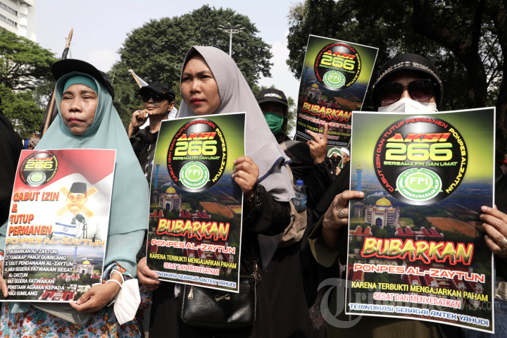 Demonstrasi Tuntut Penutupan Ponpes Al-Zaytun