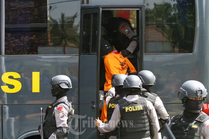 Densus 88 Kawal Terduga Teroris Dipindah ke-Jakarta