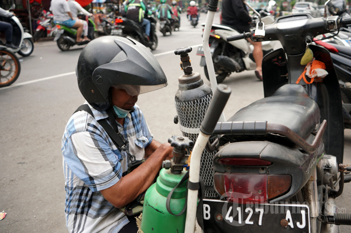 Depot Pengisian Oksigen Masih Dipadati Warga