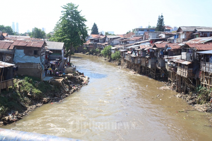Deretan Rumah Kumuh Di Bantaran Kali Ciliwung