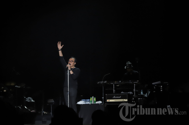 Dewa 19 Feat All Stars Guncang Stadion Utama GBK