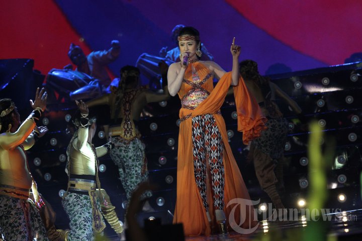 Dewi Perssik di HUT Ke-13 Trans TV