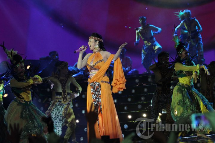 Dewi Perssik di HUT Ke-13 Trans TV