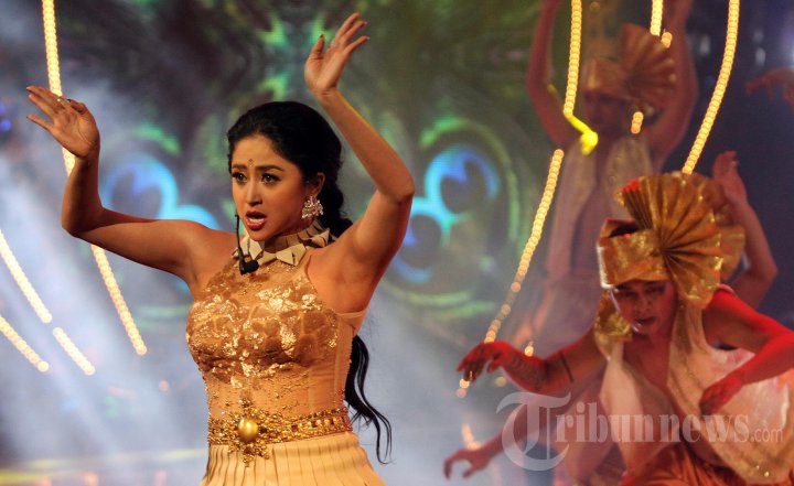 Dewi Perssik Dipentas Mahacinta Show