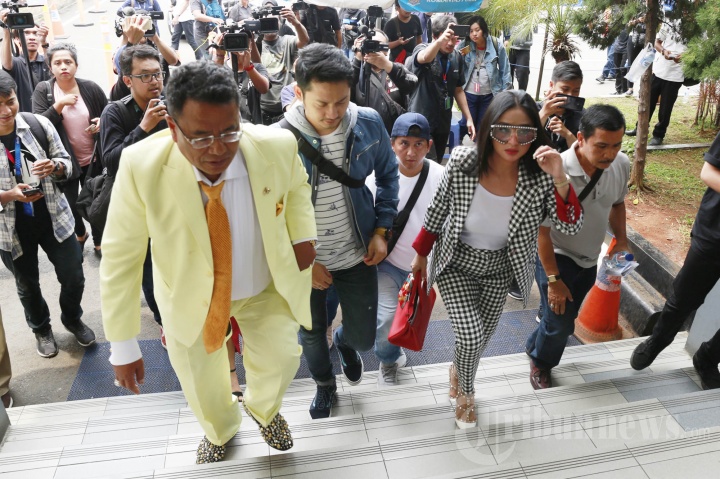 Dewi Perssik Laporkan Keponakan ke Polda Metro Jaya