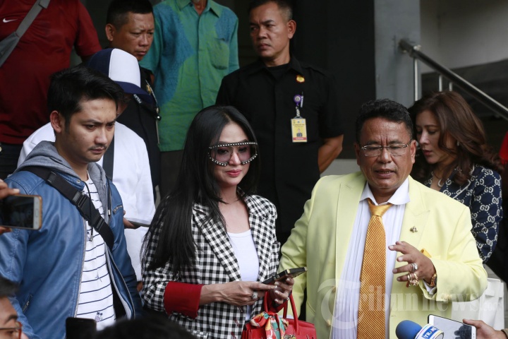 Dewi Perssik Laporkan Keponakan ke Polda Metro Jaya