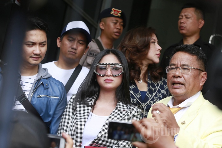 Dewi Perssik Laporkan Keponakan ke Polda Metro Jaya