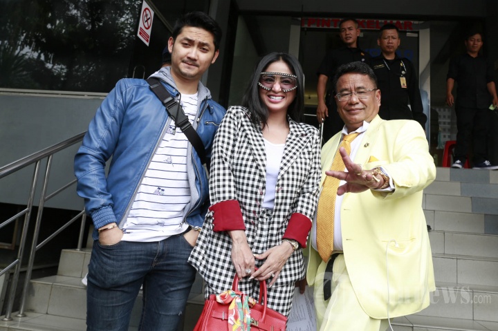 Dewi Perssik Laporkan Keponakan ke Polda Metro Jaya