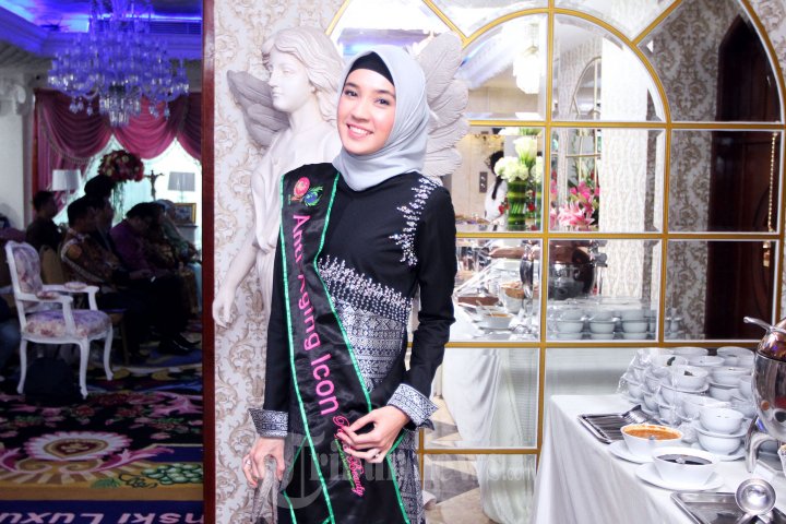 Pemain film Dhini Aminarti saat menghadiri acara launching The Empire Medical Tourism di Vinski Tower, Pondok Pinang, Jakarta Selatan, Rabu (9//11/2019). 