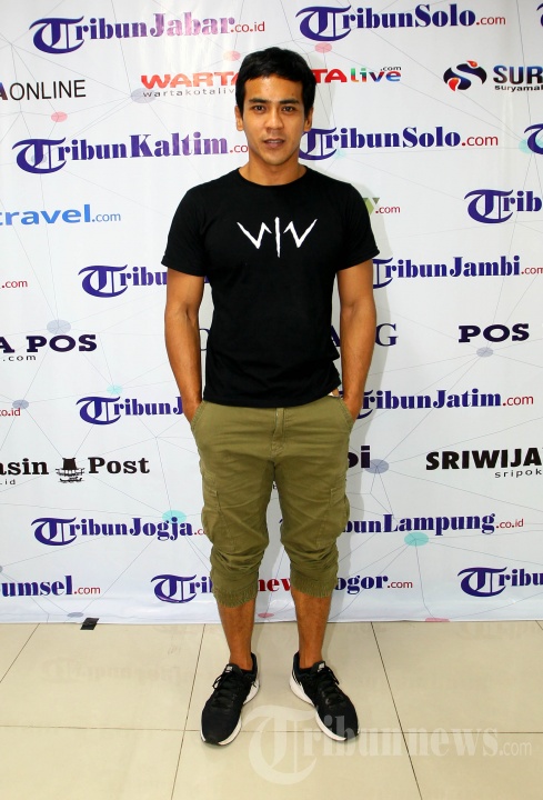 Pemain film Wiro Sableng 212 Dian Sidik berfoto saat berkunjung ke redaksi Tribunnews.com di Palmerah, Jakarta, Kamis (23/8/2018). Dian berperan sebagai Kalingundil dalam film tersebut. 