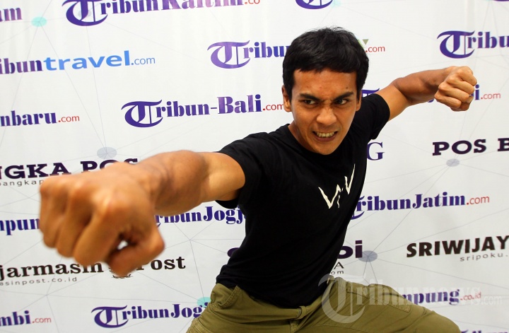 Pemain film Wiro Sableng 212 Dian Sidik berfoto saat berkunjung ke redaksi Tribunnews.com di Palmerah, Jakarta, Kamis (23/8/2018). Dian berperan sebagai Kalingundil dalam film tersebut. 