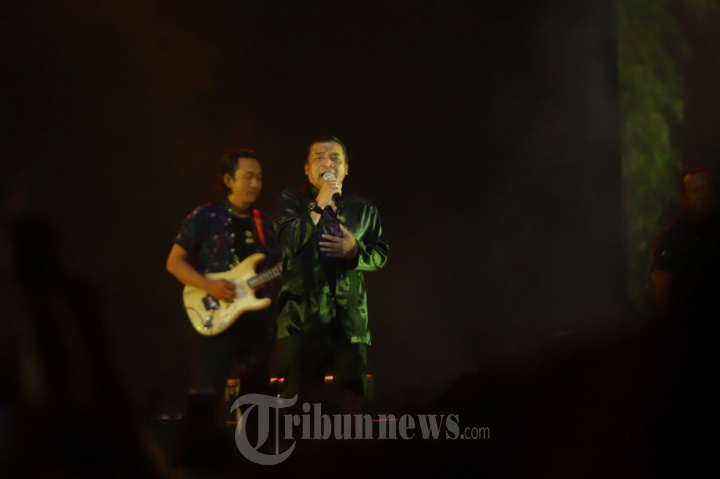 Penyanyi campur sari, Didi Kempot tampil menghibur penonton di Synchronize Festival 2019, di Gambir Expo Jakarta, Jumat (5/10/2019). Synchronize Festival 2019 yang digelar dengan mengusung tema Memanusiakan Alam dan Mengalamikan Manusia, berharap bisa lebih ramah lingkungan dengan mendukunng sejumlah gerakan cinta lingkungan. 