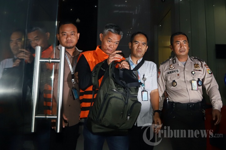 Diduga Terima Suap dari Caleg PDIP, Komisioner KPU Ditahan KPK