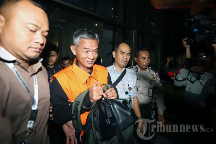 Diduga Terima Suap dari Caleg PDIP, Komisioner KPU Ditahan KPK