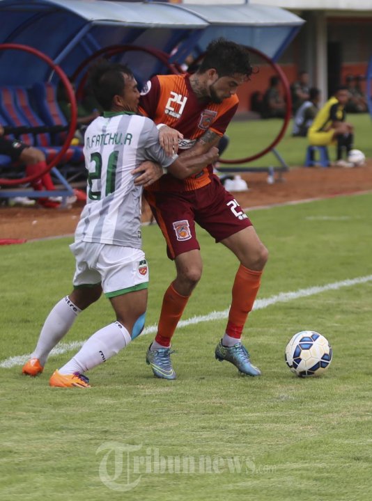 Diego Michel Berebut Bola Dengan M Faturohman