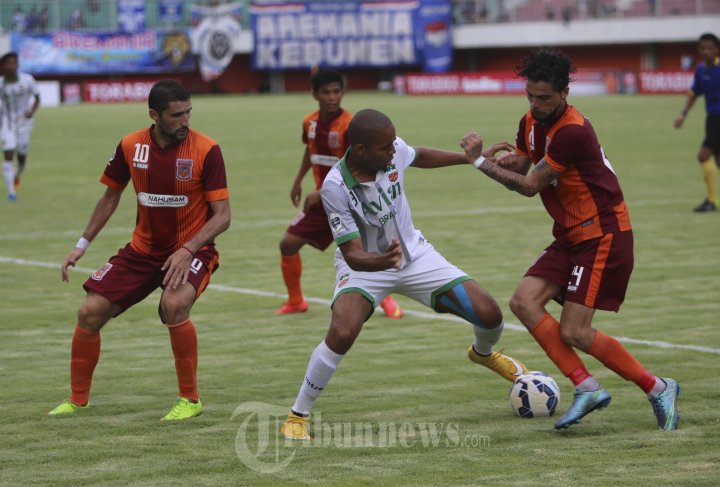 Diego Michel Berusaha Menghalangi Pergerakan Thiago Furtuoso
