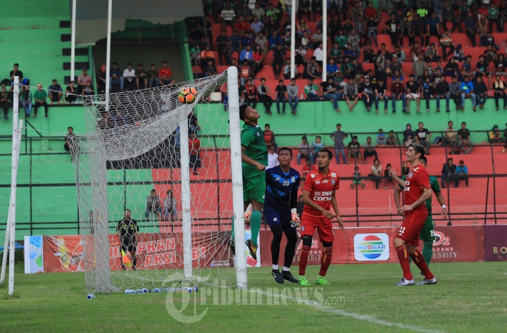 Pesepakbola PSMS Medan Dimas Sumantri (kiri) berusaha menghalau bola yang menerobos ke gawang pada pertandingan uji coba melawan Arema FC di Stadion Teladan Medan, Sumatera Utara, Minggu (9/4/2017). Arema FC menang dengan skor 2-0.
