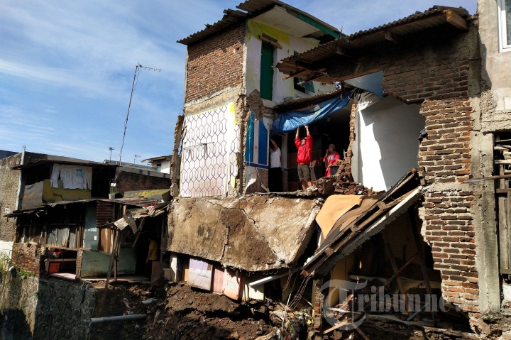 Dinding Rumah Ambruk Digerus Arus Sungai Citepus
