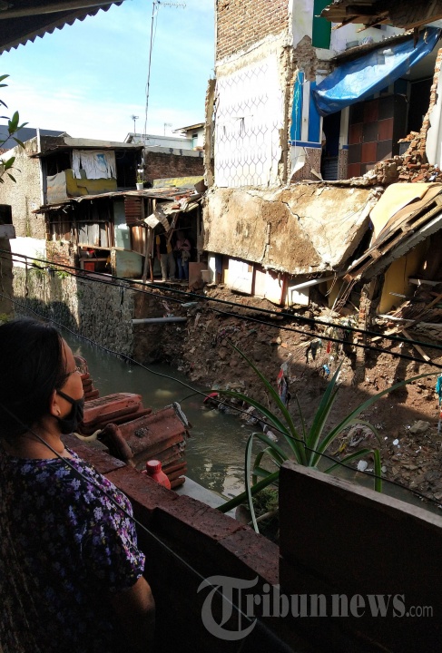 Dinding Rumah Ambruk Digerus Arus Sungai Citepus