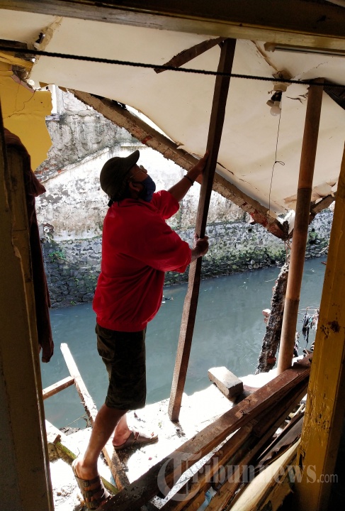 Dinding Rumah Ambruk Digerus Arus Sungai Citepus