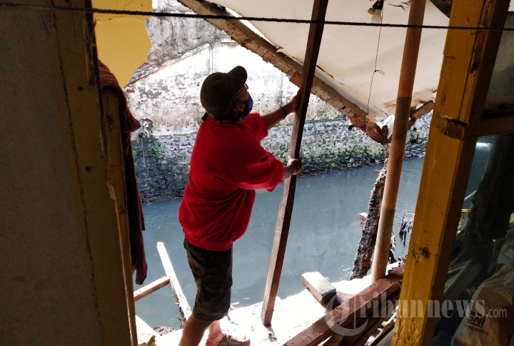 Dinding Rumah Ambruk Digerus Arus Sungai Citepus
