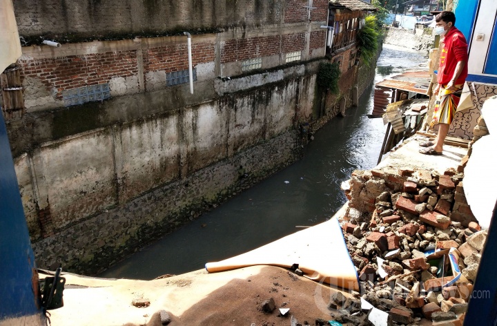 Dinding Rumah Ambruk Digerus Arus Sungai Citepus