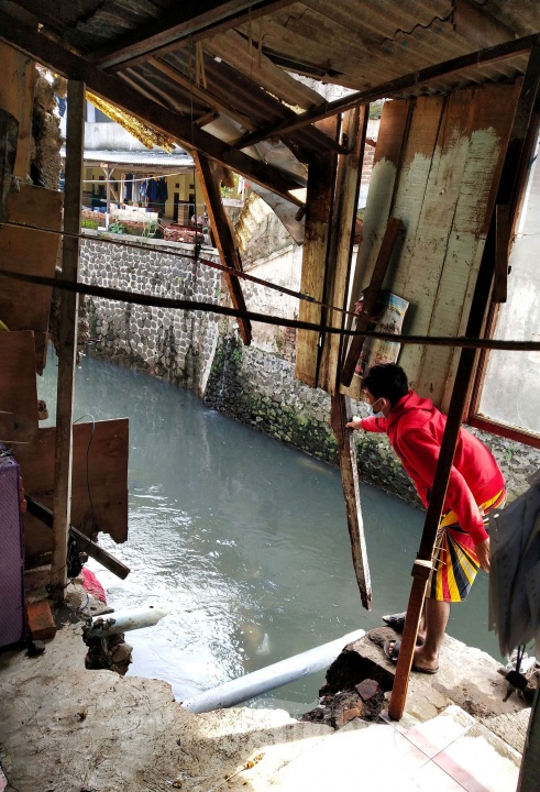 Dinding Rumah Ambruk Digerus Arus Sungai Citepus