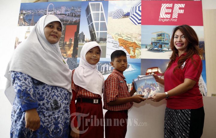 Direktur EF Sumbang Buku Bahasa Inggris SDN 01 Sumur Batu