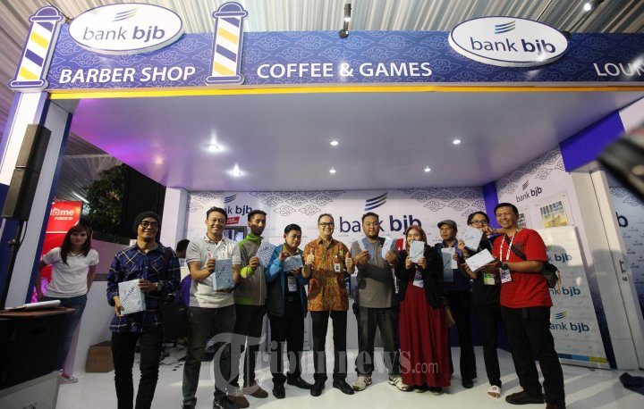 Direktur Mikro Bank BJB Serahkan Hadiah Pada Wartawan