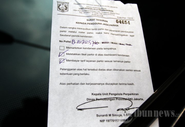 Dishub Menggembok Mobil yang Melanggar TPE