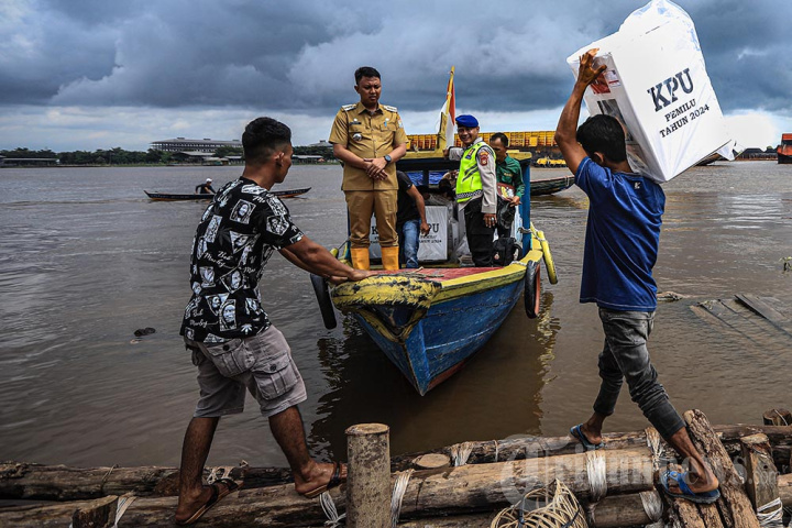 Distribusi Logistik Pemilu 2024 di Palembang