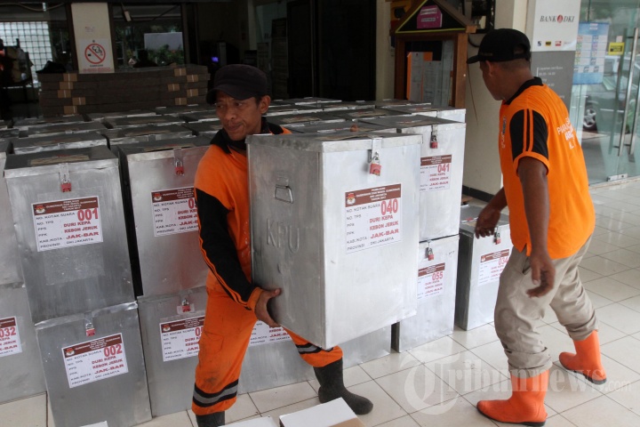 Distribusi Logistik Pilkada DKI Jakarta