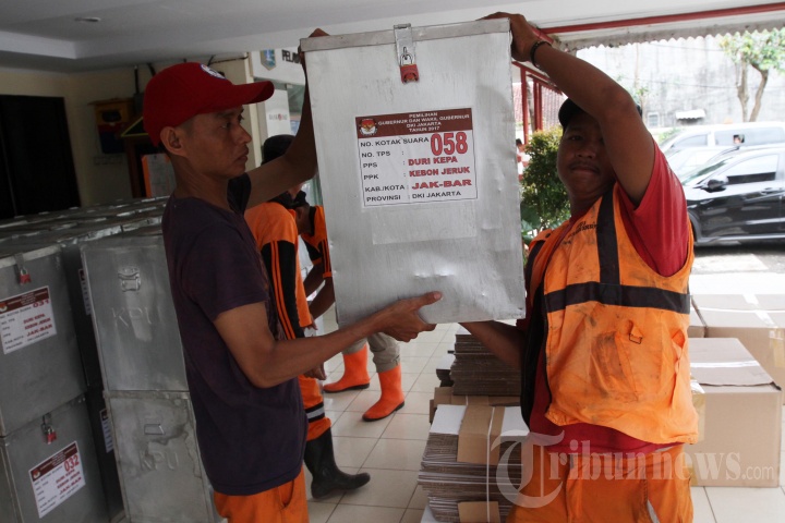 Distribusi Logistik Pilkada DKI Jakarta