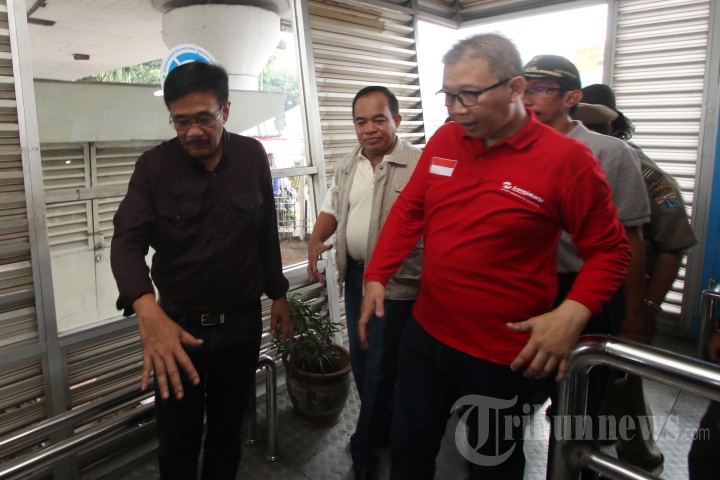 Djarot dan Dirut Transjakarta Tinjau Halte Kampung Melayu